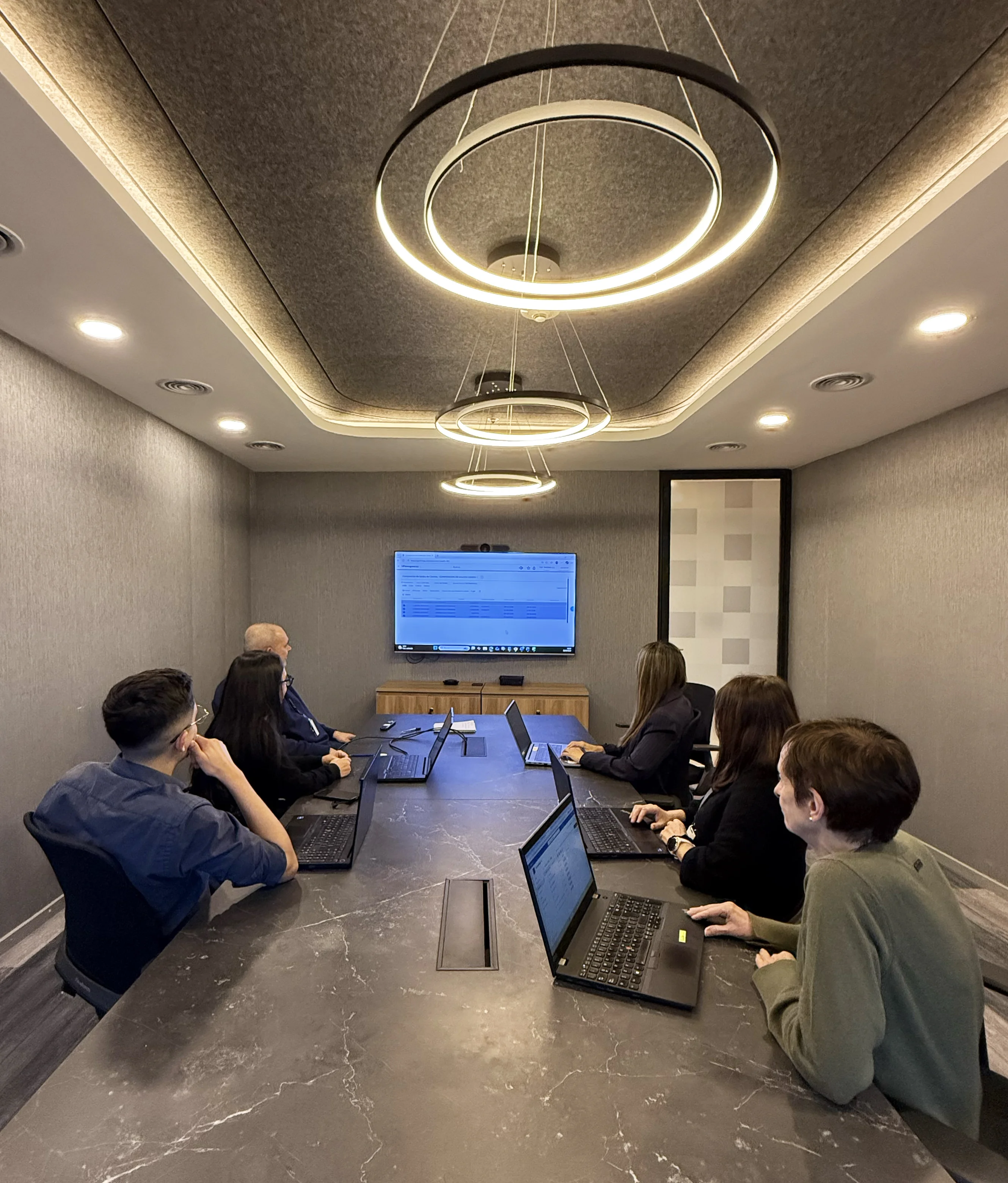 Equipo Grupo Genevi en reunión de trabajo